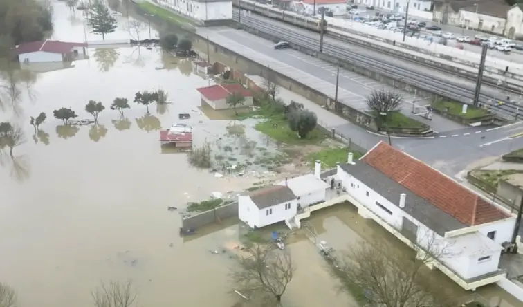 Imagem aérea da cidade de Santarém inundada